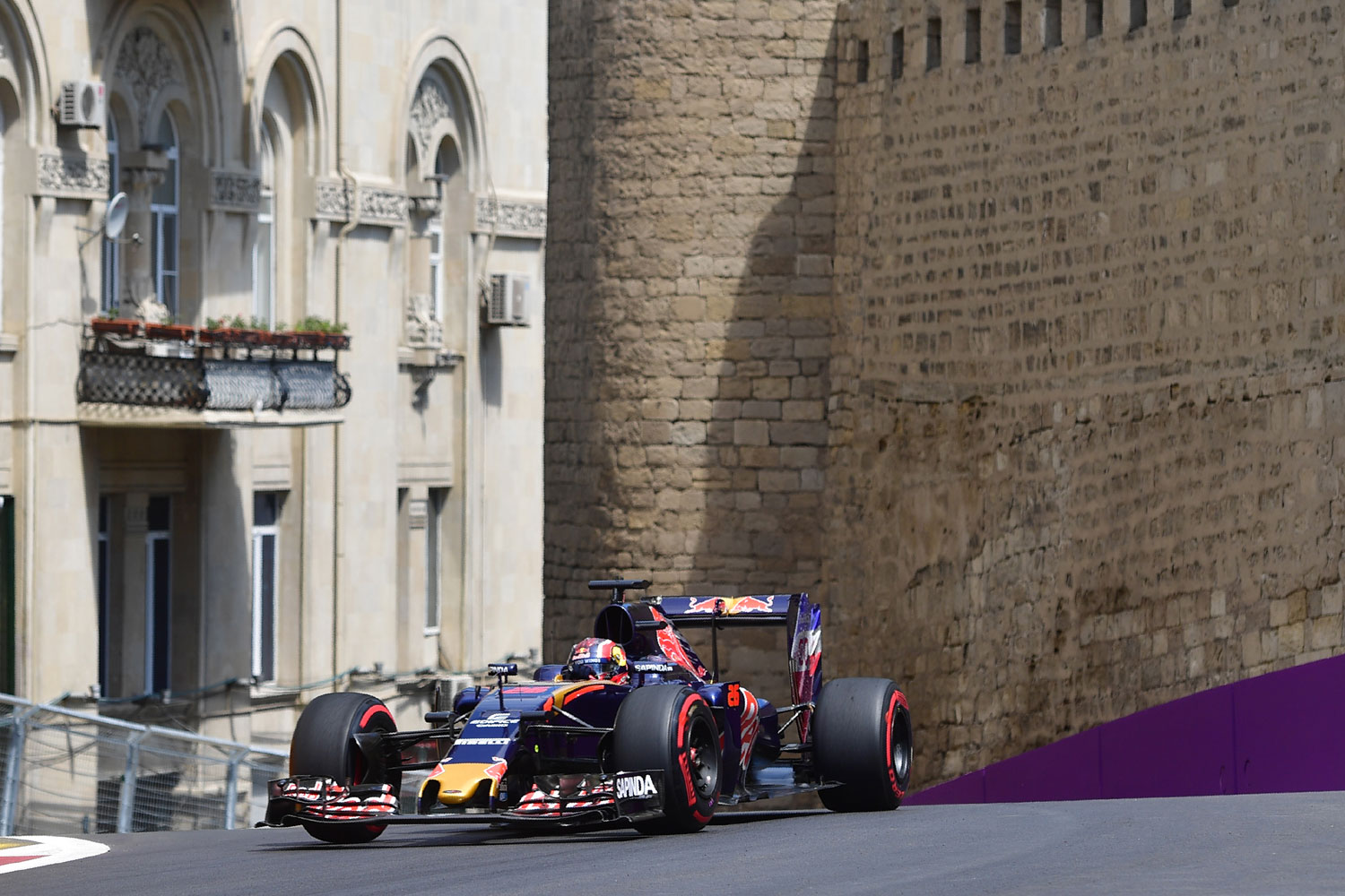 F1: Hamiltonnak nincs ellenfele Bakuban 7