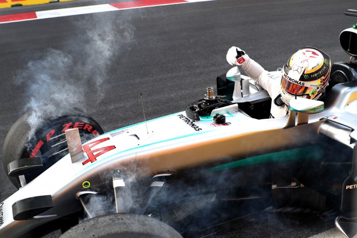 F1: Hamilton a falnak vágta, Rosbergé a pole