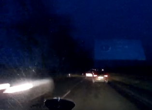 Ilyen egy tök hülye előzés a vaksötétben