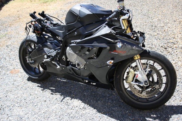 Lányokkal teli Suzukiba szállt bele egy szupermotor