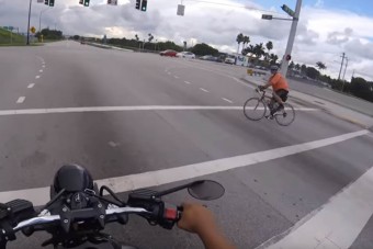 Piroson hajtott át a szédült bringás, nem sokon múlt az élete