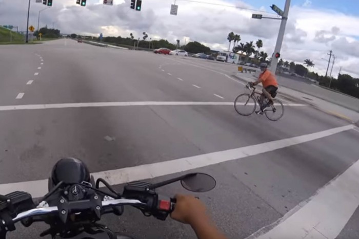 Piroson hajtott át a szédült bringás, nem sokon múlt az élete