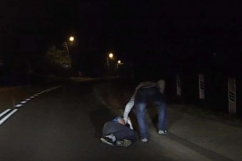 Részeg aludt az úton, csoda, hogy még él