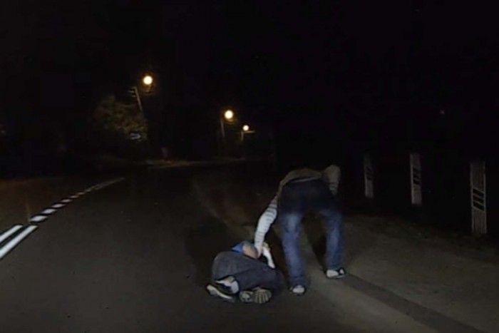 Részeg aludt az úton, csoda, hogy még él