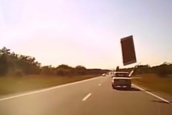 Lerepült a Ladáról egy ajtó