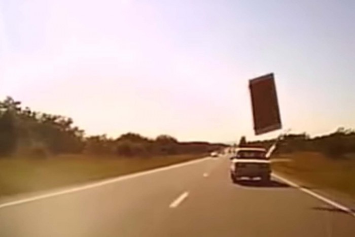 Lerepült a Ladáról egy ajtó