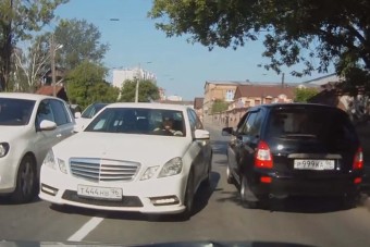 Egyszerű kisember állt kemény bosszút a bunkó Mercisen