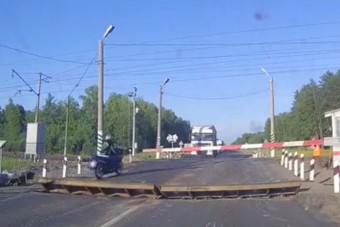 Hülyesége hajszál híján az életébe került a motorosnak