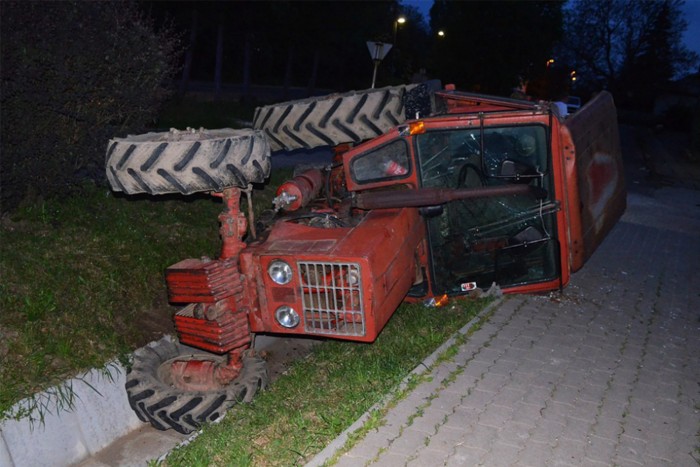 Túltolták a bulit Úrkúton, traktorral borultak árokba