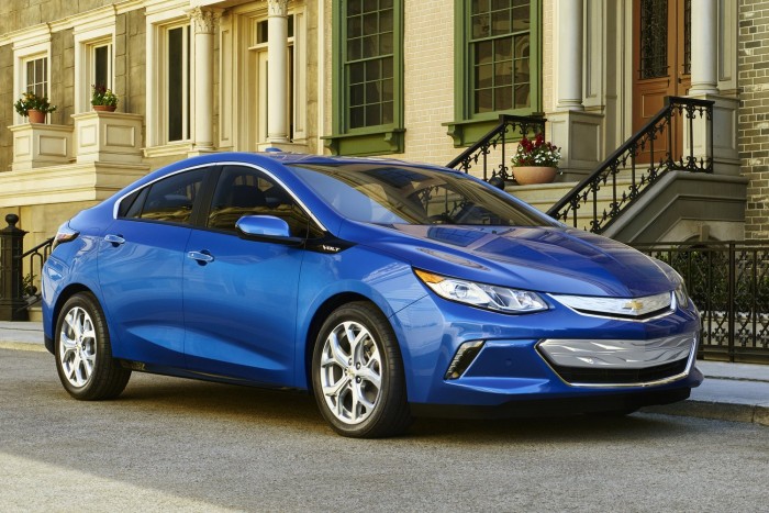 Ezek most a legjobb családi autók 2 Legjobb környezetbarát jármű: Chevrolet Volt 85 kilométer tisztán elektromos üzemben, további 590 a fedélzeti áramfejlesztővel. A csomagtér viszont csak 310 literes.