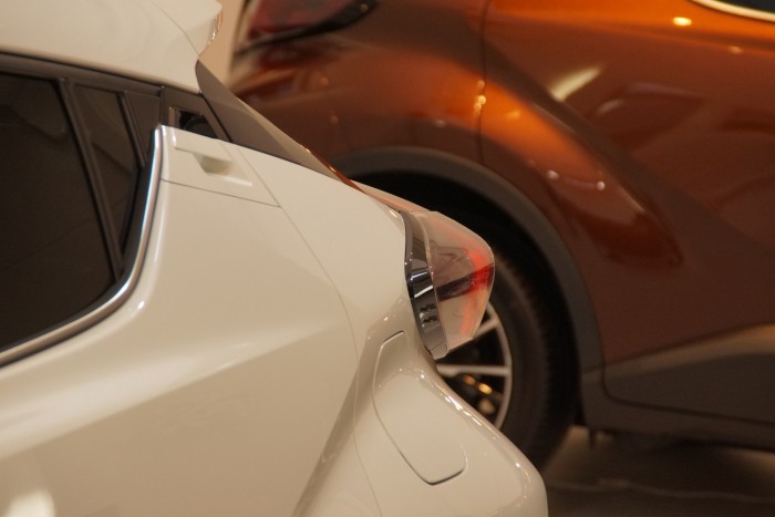 Érdekes Toyotát láttunk, C-HR a neve 4 A hátsó lámpa bizonyos szögből éppen olyan kínosan hat, mint a Honda Civic hólyaglámpája. Ez valami titkos japán jelbeszéd része lehet