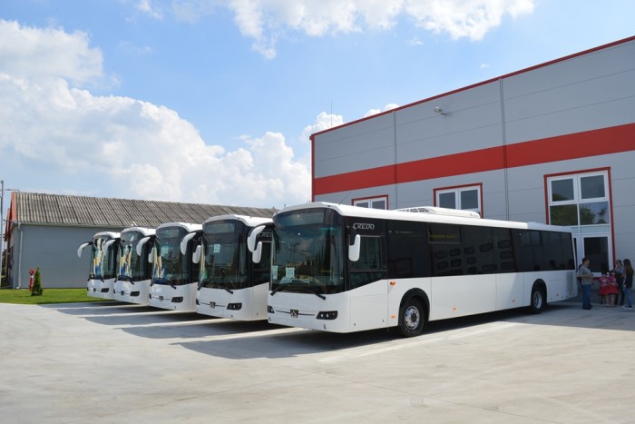 Átadásra váró fehér Credo Econellek. 