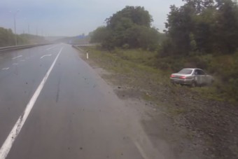 Ezt minden autósnak látnia kell, aki azt hiszi tud vízen járni