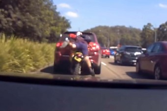 Ütközésig fajult a motoros-autós balhé