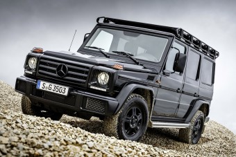 Luxusautó melósruhában