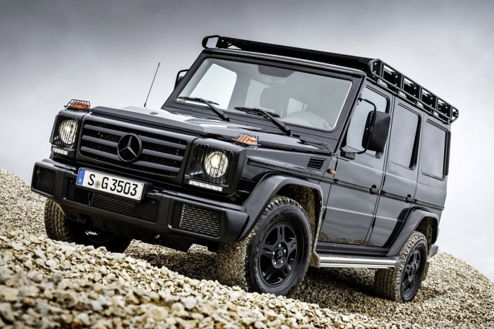 Luxusautó melósruhában