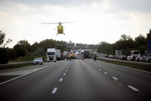 Fotókon az M7-esen kigyulladt autó, 4 súlyos sérült 1 | Vezess Tárnok, 2016. június 11. Mentõhelikopter érkezik egy baleset helyszínére, ahol egy pótkocsiba rohant egy személyautó az M7-es autópálya Budapest felé tartó oldalán, a tárnoki lehajtó elõtt 2016. június 11-én. A balesetben négyen súlyos sérüléseket szenvedtek, mindannyian a személygépkocsiban utaztak. MTI Fotó: Mihádák Zoltán