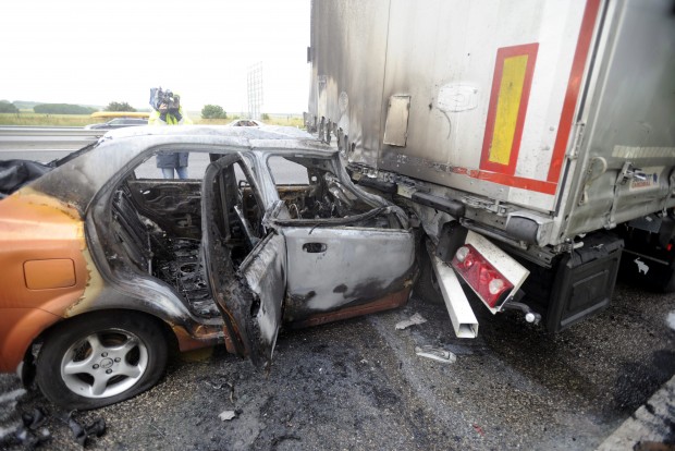 Fotókon az M7-esen kigyulladt autó, 4 súlyos sérült 2 | Vezess Tárnok, 2016. június 11. Egy pótkocsiba rohant, kiégett személyautó az M7-es autópálya Budapest felé tartó oldalán, a tárnoki lehajtó elõtt 2016. június 11-én. A balesetben négyen súlyos sérüléseket szenvedtek, mindannyian a személygépkocsiban utaztak. MTI Fotó: Mihádák Zoltán