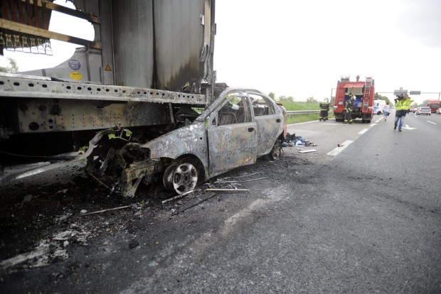 Fotókon az M7-esen kigyulladt autó, 4 súlyos sérült 3 | Vezess Tárnok, 2016. június 11. Egy pótkocsiba rohant, kiégett személyautó az M7-es autópálya Budapest felé tartó oldalán, a tárnoki lehajtó elõtt 2016. június 11-én. A balesetben négyen súlyos sérüléseket szenvedtek, mindannyian a személygépkocsiban utaztak. MTI Fotó: Mihádák Zoltán