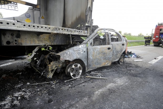 Fotókon az M7-esen kigyulladt autó, 4 súlyos sérült 4 | Vezess Tárnok, 2016. június 11. Egy pótkocsiba rohant, kiégett személyautó az M7-es autópálya Budapest felé tartó oldalán, a tárnoki lehajtó elõtt 2016. június 11-én. A balesetben négyen súlyos sérüléseket szenvedtek, mindannyian a személygépkocsiban utaztak. MTI Fotó: Mihádák Zoltán