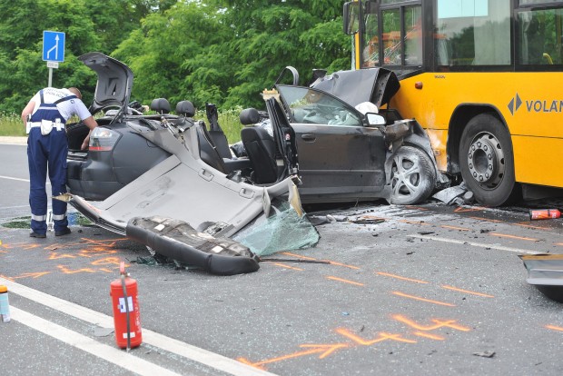 Fót, 2016. június 13. Rendõr helyszínel Budapest és Fót között, Sikátorpuszta közelében, ahol egy személyautó menetrend szerinti autóbusszal ütközött 2016. június 13-án. A balesetben egy ember súlyosan megsérült. MTI Fotó: Mihádák Zoltán
