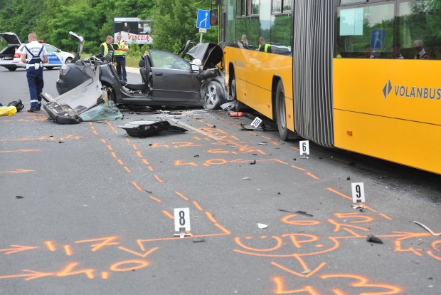 Fót, 2016. június 13. Rendõrök helyszínelnek Budapest és Fót között, Sikátorpuszta közelében, ahol egy személyautó menetrend szerinti autóbusszal ütközött 2016. június 13-án. A balesetben egy ember súlyosan megsérült. MTI Fotó: Mihádák Zoltán