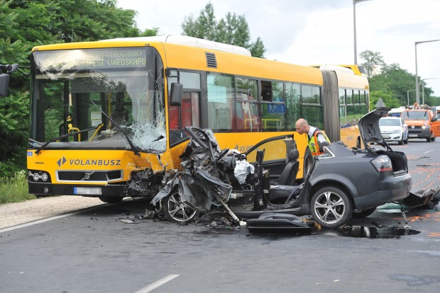 Fót, 2016. június 13. Összetört jármûvek Budapest és Fót között, Sikátorpuszta közelében, ahol egy személyautó menetrend szerinti autóbusszal ütközött 2016. június 13-án. A balesetben egy ember súlyosan megsérült. MTI Fotó: Mihádák Zoltán
