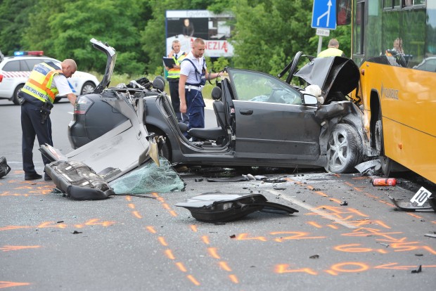 Fót, 2016. június 13. Rendõrök helyszínelnek Budapest és Fót között, Sikátorpuszta közelében, ahol egy személyautó menetrend szerinti autóbusszal ütközött 2016. június 13-án. A balesetben egy ember súlyosan megsérült. MTI Fotó: Mihádák Zoltán