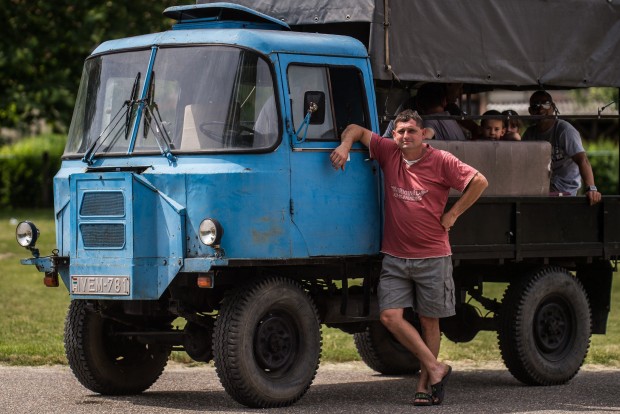 A keceli csettegőversenyen készült galériától elkészültünk 1 Kecel, 2016. június 11. Lajkó László áll egy Urszusz motorral szerelt csettegõje mellett a VII. Keceli Meggyfesztiválon megrendezett csettegõk versenyén 2016. június 11-én. A Dél-Alföldön elterjedtek a csettegõk, amelyeket tréfásan mezõgazdasági kabriónak is neveznek. Ezek általában kiszuperált autók alkatrészeibõl egyedileg készített szállítójármûvek, amelyeket a gyümölcs- és szõlõtermelõk használnak a gazdaságukban. MTI Fotó: Ujvári Sándor