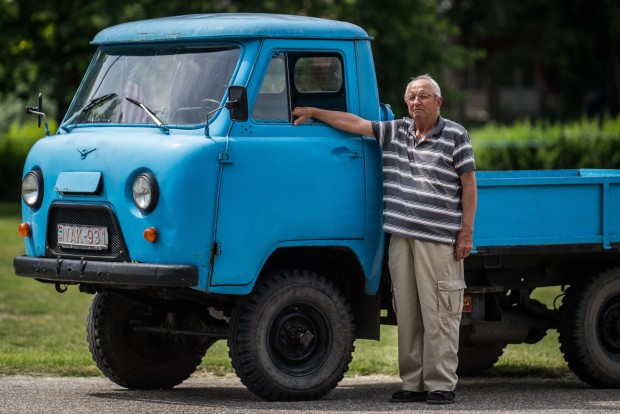 A keceli csettegőversenyen készült galériától elkészültünk 4 | Vezess Kecel, 2016. június 11. Szevcsik József áll egy Perkincz motorral szerelt csettegõje mellett a VII. Keceli Meggyfesztiválon megrendezett csettegõk versenyén 2016. június 11-én. A Dél-Alföldön elterjedtek a csettegõk, amelyeket tréfásan mezõgazdasági kabriónak is neveznek. Ezek általában kiszuperált autók alkatrészeibõl egyedileg készített szállítójármûvek, amelyeket a gyümölcs- és szõlõtermelõk használnak a gazdaságukban. MTI Fotó: Ujvári Sándor