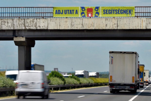 Adj utat a segítségnek! Kampány indult az M1-esen