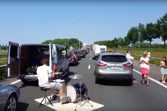 Mit művelt ez a srác a dugóban? Ilyen nincs!