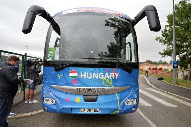 Bernd Storck elöl szeret ülni a válogatott buszában