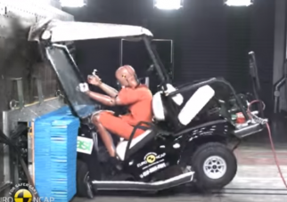 Videó arról, hogy golfkocsival falnak menni hülyeség