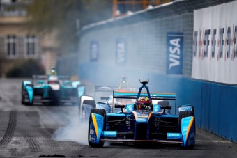 Villannyal versenyez a Nissan