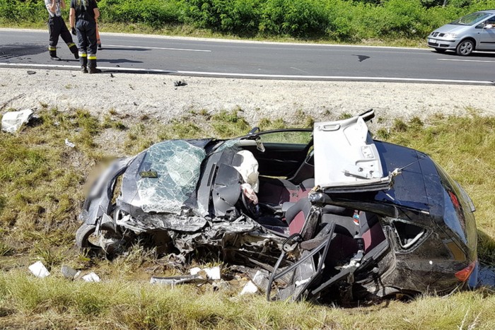 Balatonra tartó család autója tört rommá – Fotók