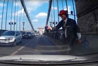 Nézd meg, mit csinál ez a vadparaszt a Lánchídon