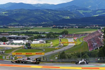 F1: Középcsapatoktól fél a Mercedes