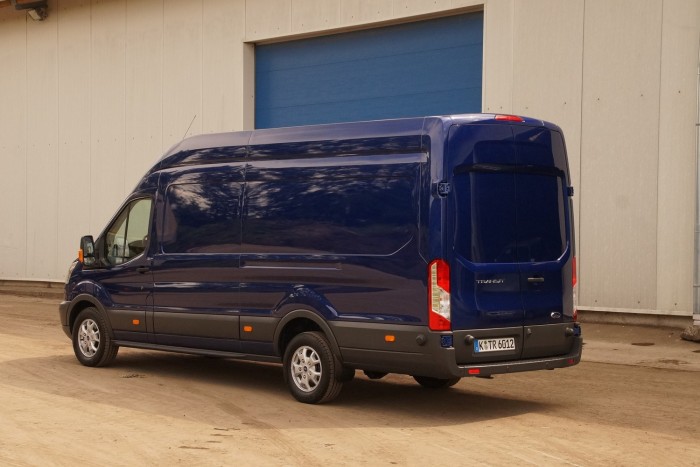 A 4,7 tonna össztömegig specifikált Transitokban kétliteres dízel váltja a 2,2 literest