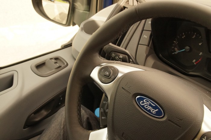 Követőradaros tempomat, sávelhagyásra figyelmeztetés a fullos tesztautóban