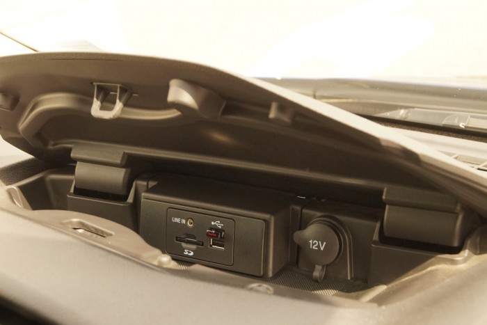 Fejlett konnektivitás: a csatlakozók a kormány mögötti fedél alatt laknak