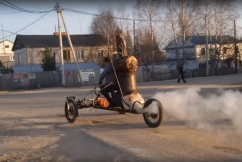 Ez az orosz jóember gőzhajtású triciklit eszkábált 