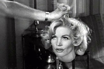 Hajszál híján lefejezte a nőt a teherautó