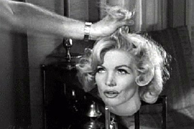 Hajszál híján lefejezte a nőt a teherautó