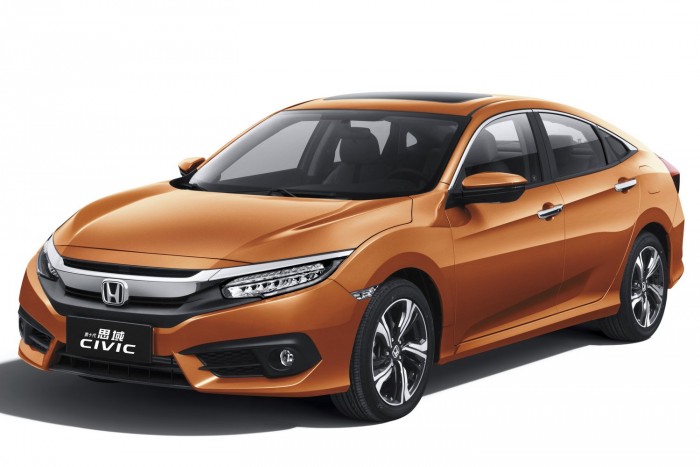 Ezek most a legjobb családi autók 4 Legjobb kompakt szedán: Honda Civic A Civic az USA-ban is extravagáns, csak másképp: CR-V által ihletett orr, Type R fazonú lépcsős far