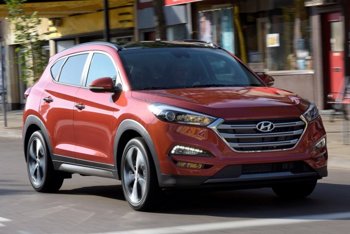 Ezek most a legjobb családi autók 7 Legjobb crossover: Hyundai Tucson és Nissan Murano A Murano európai pályafutásának rég vége, a Tucson ellenben annál is erősebben pörög, mint amikor ix35-ként ismertük