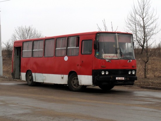 10 kendácsolt Ikarus az egykori KGST-országokból 1 Ezt az Ikarus 260-ast Fehéroroszországban kapták lencsevégre. Érdekessége, hogy az első ajtó, valamelyik távolsági kivitelű Ikarusról kerülhetett fel a járműre. A 1981-ben készült autóbusz egyébként nincs rossz állapotban.