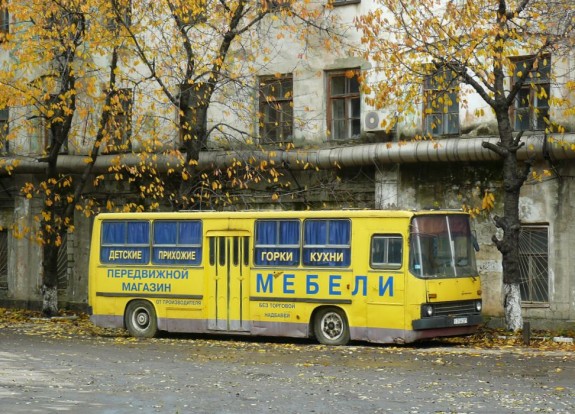 10 kendácsolt Ikarus az egykori KGST-országokból 2 Ez az 1974-ben készült, már leselejtezett Ikarus eredetileg csuklós kialakítású volt, de egy huszárvágással 260-ast varázsoltak belőle. Az első ajtót ugyanakkor beépítették, stílusosan egyszárnyú ajtót, valamint egy vezetőoldali ablakot tettek a helyére. Nálam ez viszi a pálmát egyelőre.