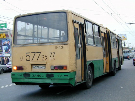 10 kendácsolt Ikarus az egykori KGST-országokból 6 Első ránézésre ez az Ikarus akár kakukktojás is lehetne, hiszen ugyan rossz állapotban van, de túl sok buherát nem hajtottak végre rajta. A hátfalon azonban mégiscsak történt egy aprócska módosítás, amit nem tudunk mivel magyarázni csak azzal, hogy egyszer az egyik karbantartó nagyon illuminált állapotban nyúlhatott a járműhöz.