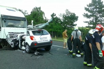 M7 lezárva: kamion alá szorult és kigyulladt az autó